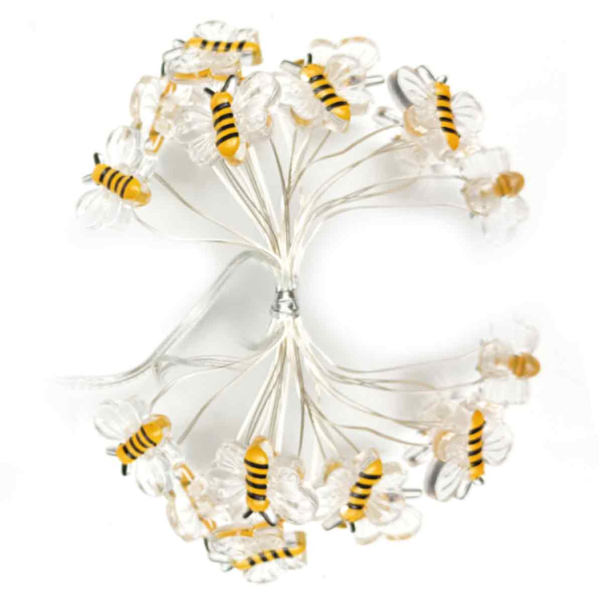 Eine Lichterkette in Form von Bienen. Jede Biene hat gelbe und schwarze Streifen. Der Hintergrund ist weiß.