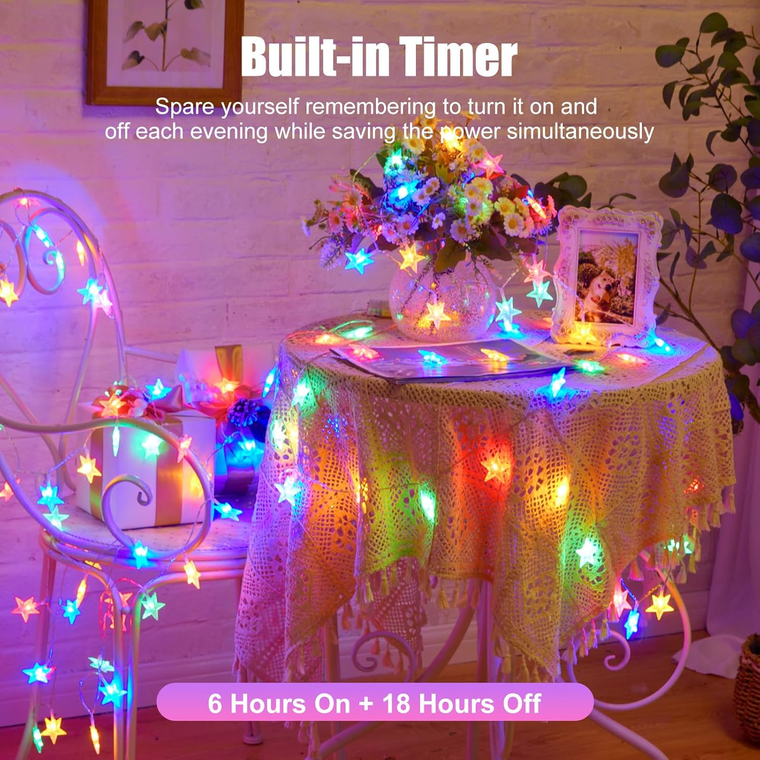 Ein Tisch mit sternförmigen Lichtern, Blumen und einem gerahmten Foto. In der Nähe steht ein Stuhl. Der Text oben lautet 'Built-in Timer'.