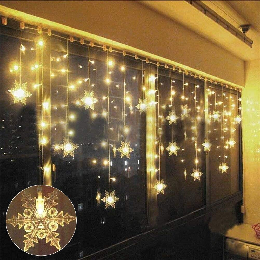 Lichterkette mit Schneeflocken-Dekorationen. Gelbes Licht scheint in einem dunklen Raum. Eine Nahaufnahme einer Schneeflocke befindet sich in einem Kreis.