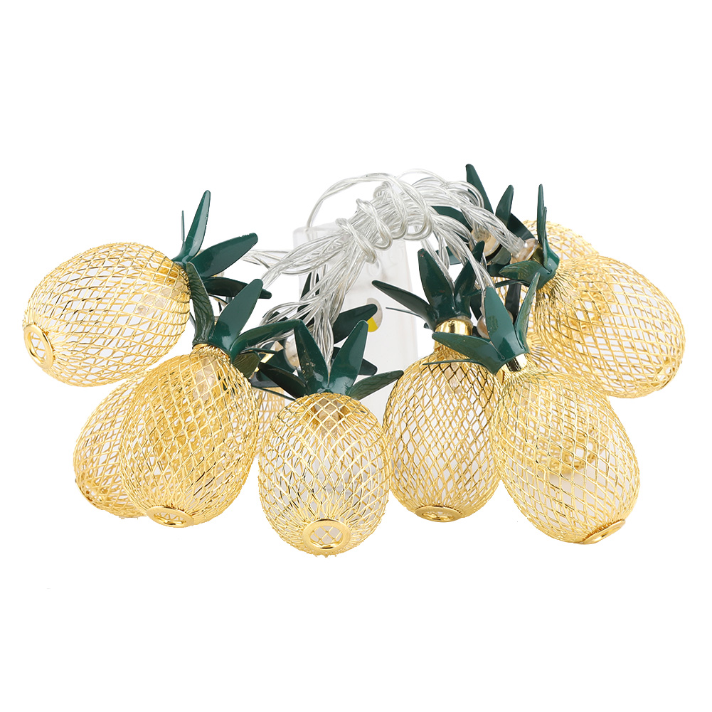Lichterketten in Form von goldenen Ananas mit grünen Blättern. Klare Drähte und ein weißer Sockel sind sichtbar. Weißer Hintergrund.