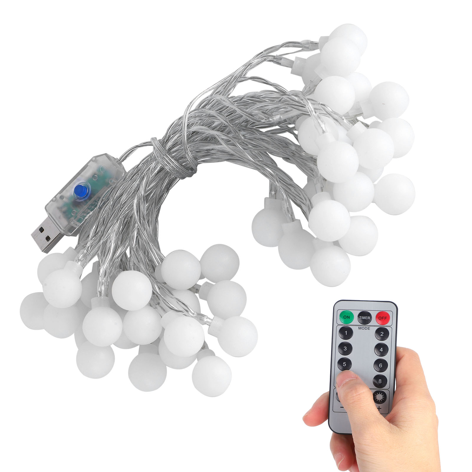 Lichterkette mit weißen Kugeln, Fernbedienung und Hand, die die Fernbedienung hält. USB-Anschluss vorhanden.