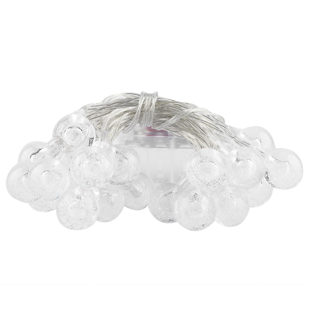 Kette aus durchsichtigen, blasenartigen Lichtern. Die Lichter befinden sich auf einem silbernen Draht, gruppiert und einsatzbereit. Weißer Hintergrund.