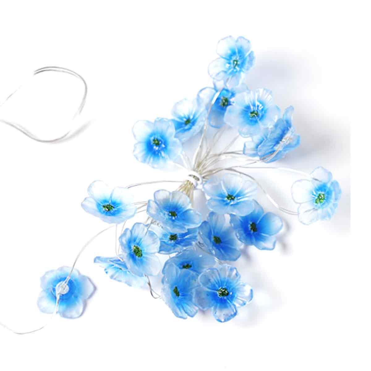 Ein Cluster blauer Blumenlichter auf weißem Hintergrund. Jede Blume hat eine grüne Mitte und transparente Blütenblätter.