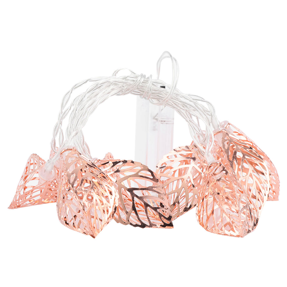 Lichterkette mit roségoldenen blattförmigen Dekorationen. Weißes Kabel und Akkupack. Isoliert auf weißem Hintergrund.