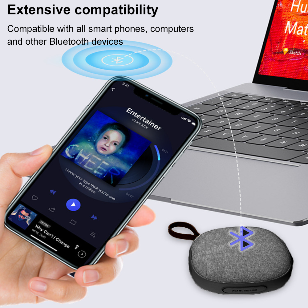 Eine Hand hält ein Smartphone, das Musik abspielt und über Bluetooth mit einem Lautsprecher und einem Laptop verbunden ist. Der Bildschirm zeigt ein Albumcover.
