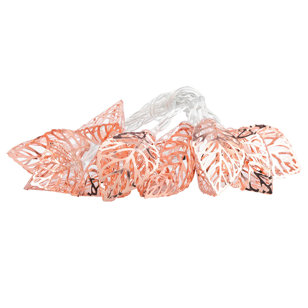 Kette aus roségoldenen, blattförmigen Lichtern mit weißem Draht. Die Blätter sind aufwendige Ausschnitte. Der Hintergrund ist weiß.