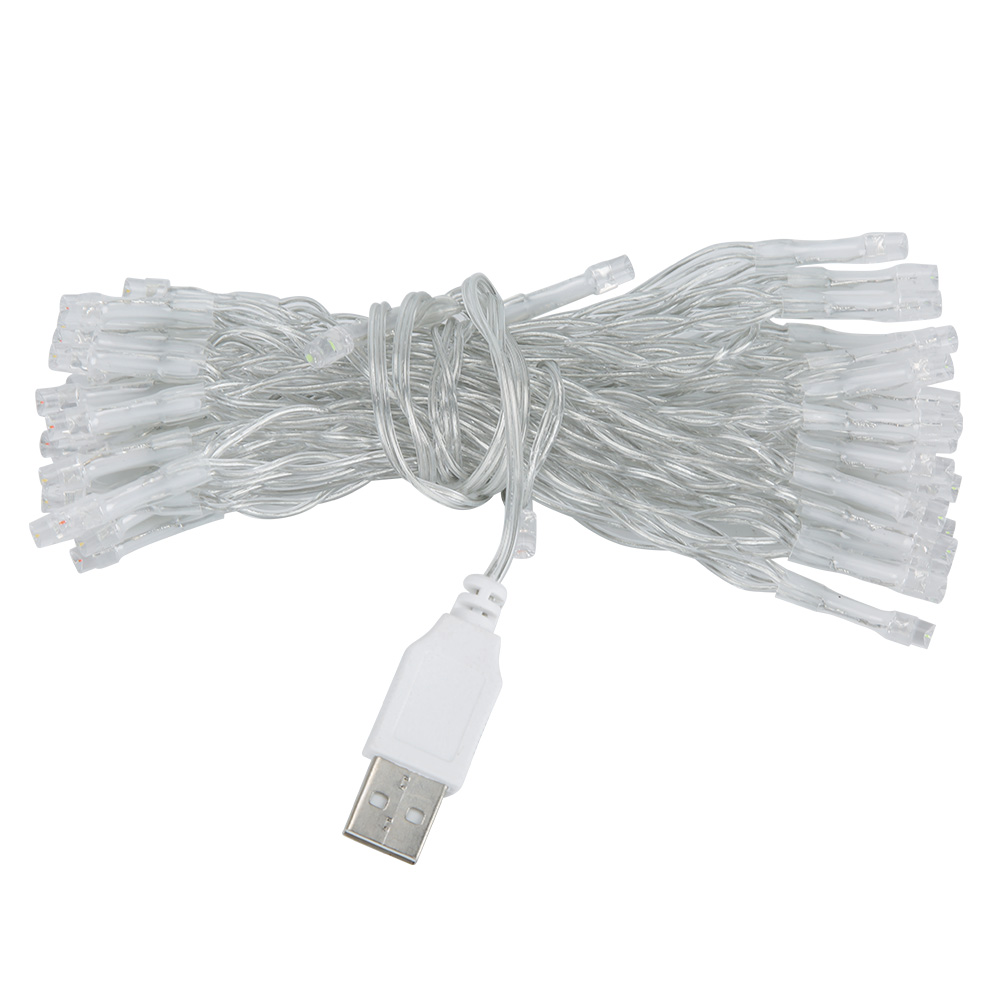 Ein Bündel aus transparenten Lichterketten mit USB-Anschluss. Die Lichter sind weiß und haben klare Glühbirnen. Der Hintergrund ist weiß.