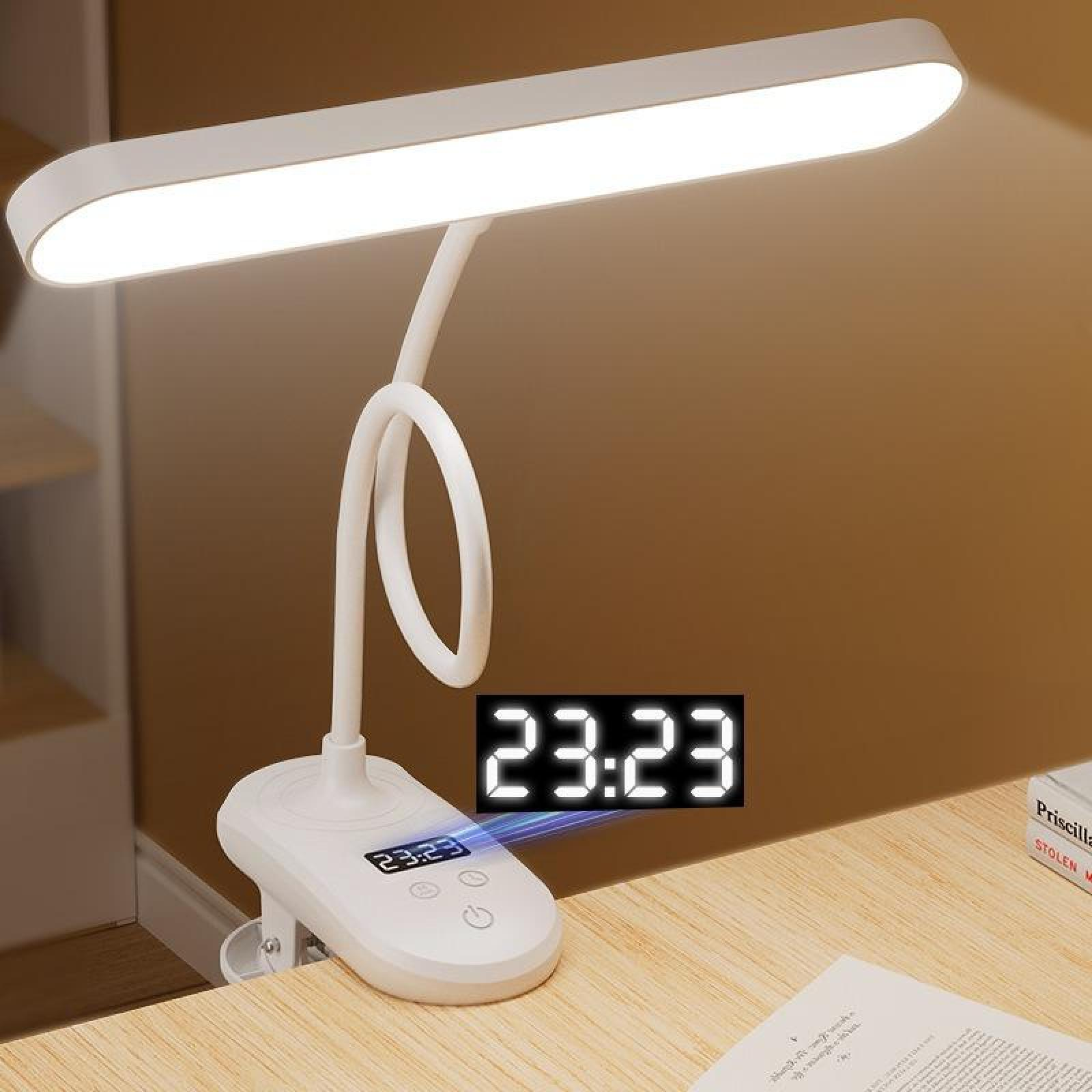 Weiße Schreibtischlampe mit Digitaluhr, die 23:23 anzeigt, auf einem Holzschreibtisch. Die Uhr befindet sich auf der Lampenbasis.