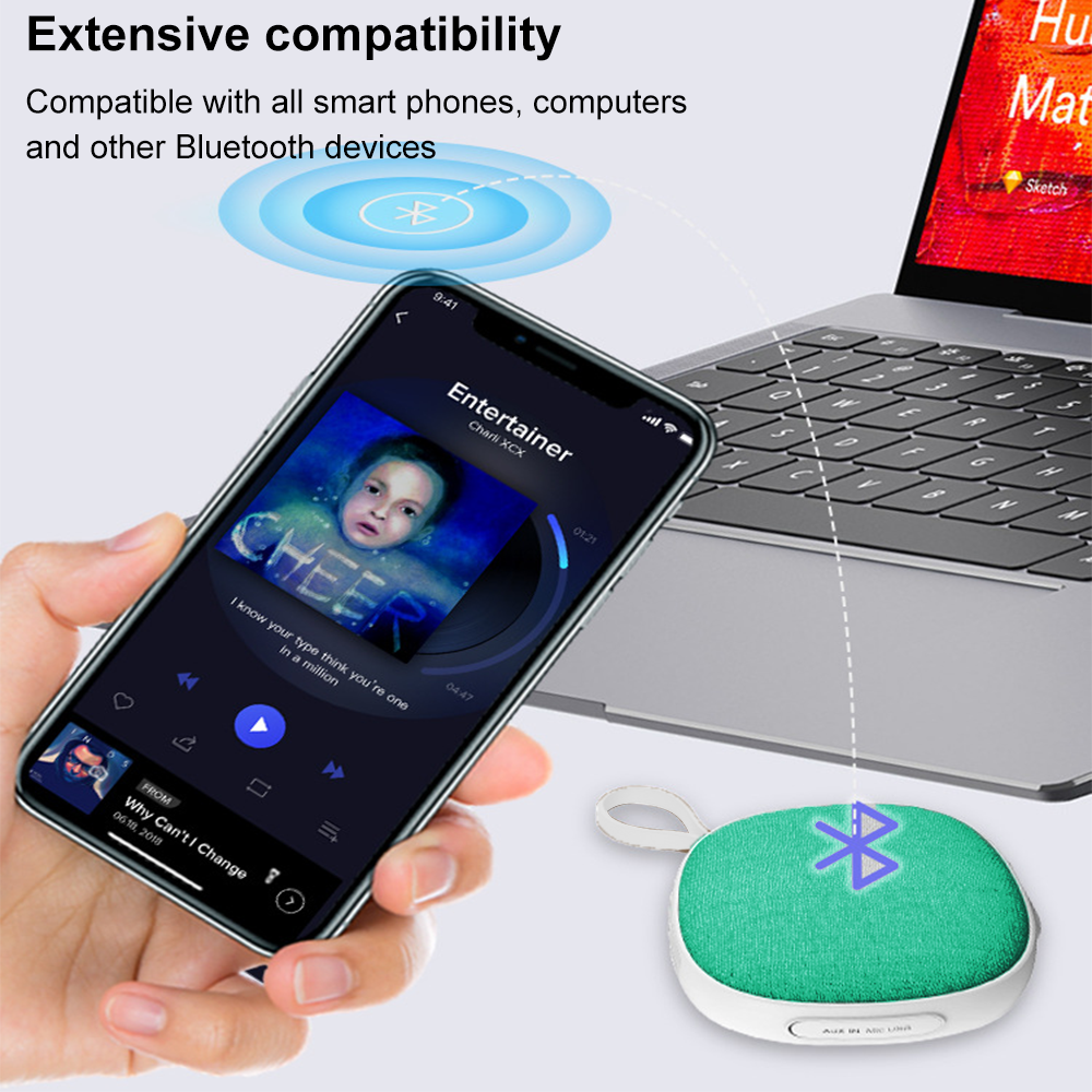 Eine Hand, die ein Telefon hält, das Musik abspielt, verbunden mit einem Laptop und einem Lautsprecher über Bluetooth. Text: Umfangreiche Kompatibilität.