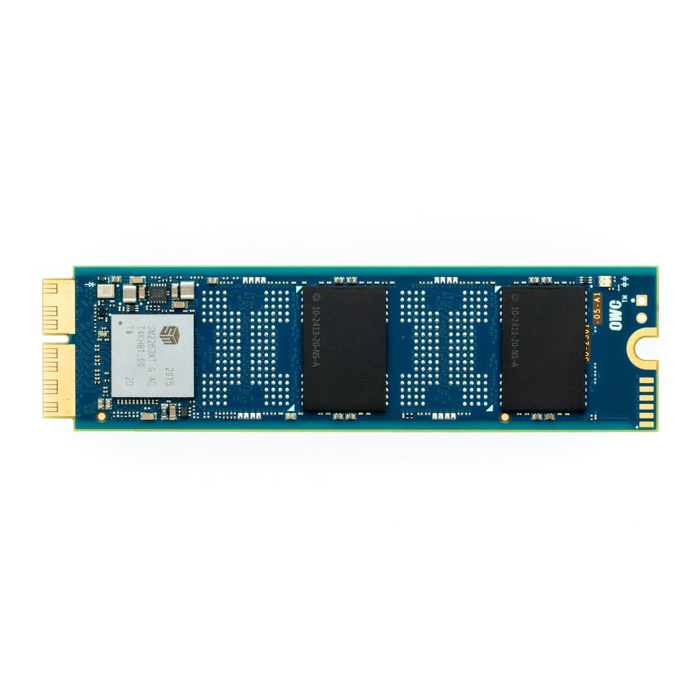Un componente per computer blu e oro con chip neri e sfondo bianco, etichettato con testo e numeri.