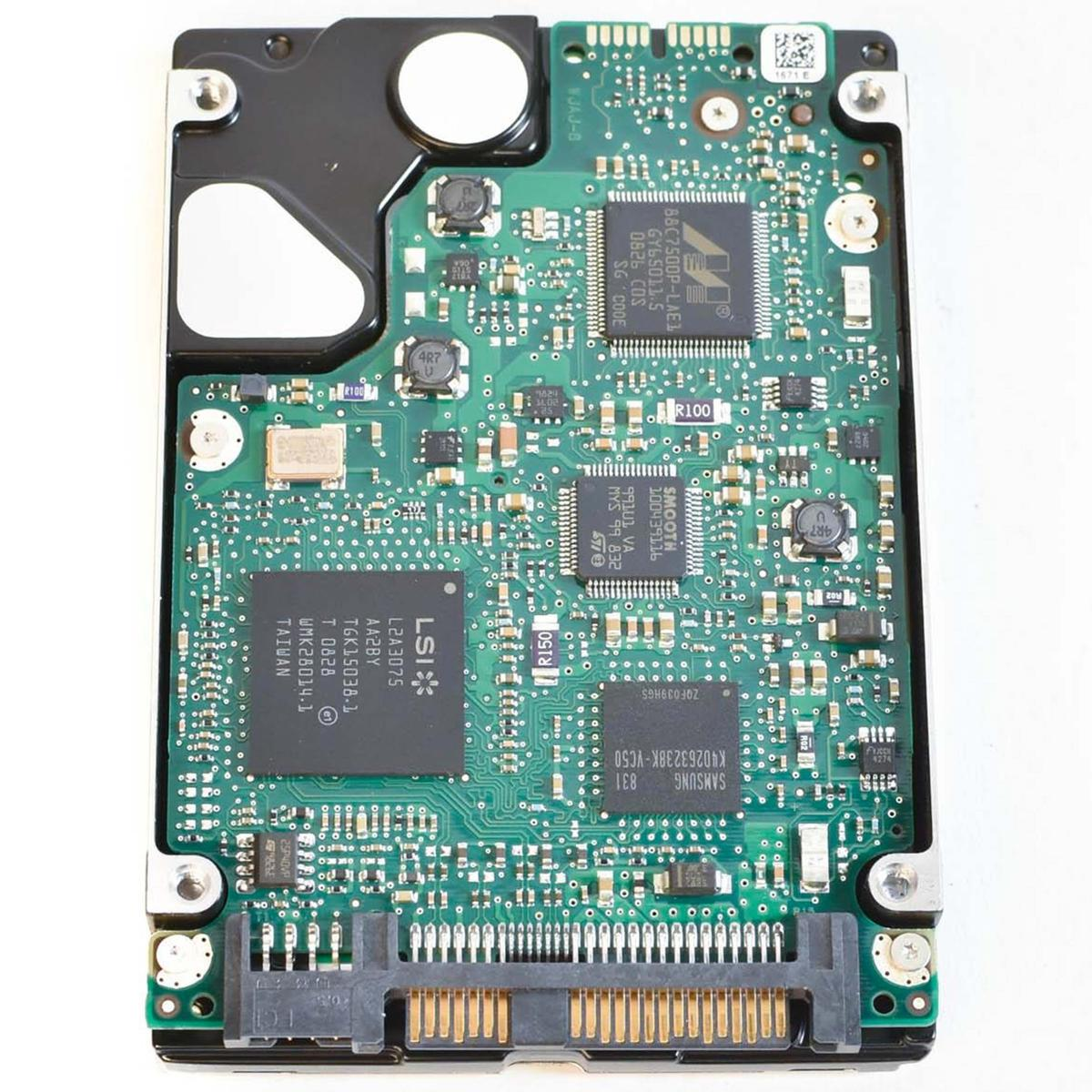 Un circuito stampato di un disco rigido con circuiti, chip e connettori verdi. Ha un involucro di metallo nero e vari componenti.