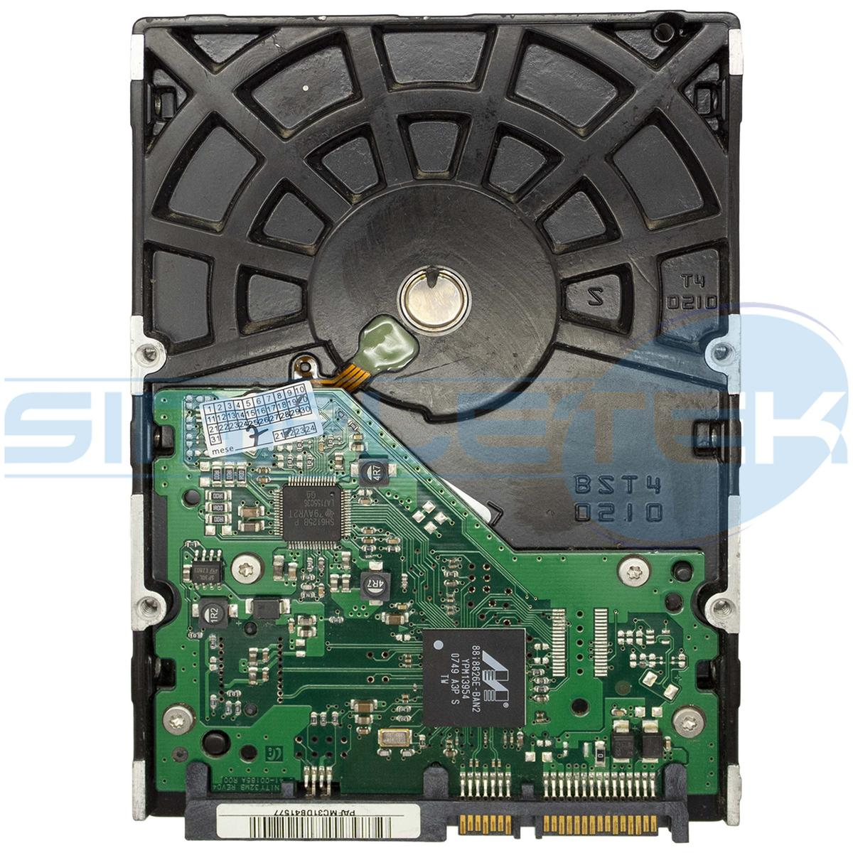 Un disco rigido è mostrato, con componenti neri e verdi. Ha una ventola circolare e una scheda circuiti con chip e connettori.