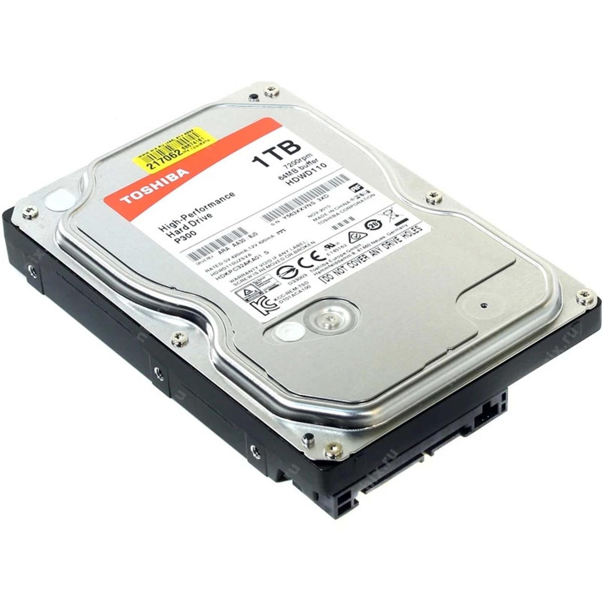 Disco rigido Toshiba da 1 TB. Parte superiore argentata, base nera, etichette rosse e gialle con testo. Dettagli: modello e capacità.