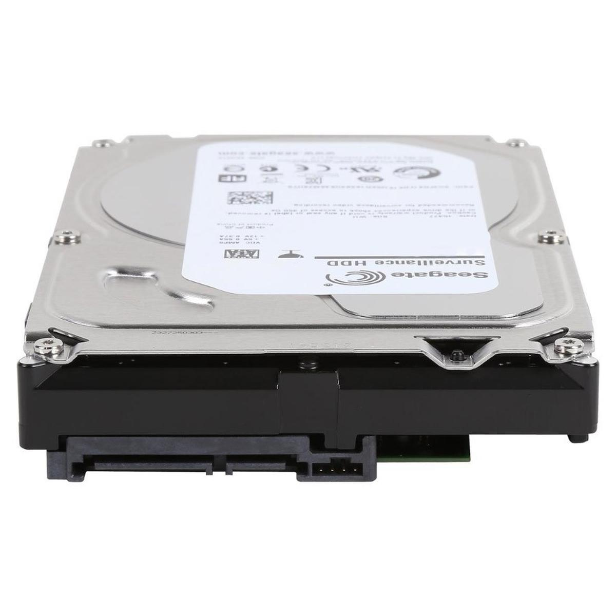 Un HDD Seagate Surveillance, argento e nero, con un'etichetta che mostra le specifiche e il logo Seagate. Ha una porta dati.