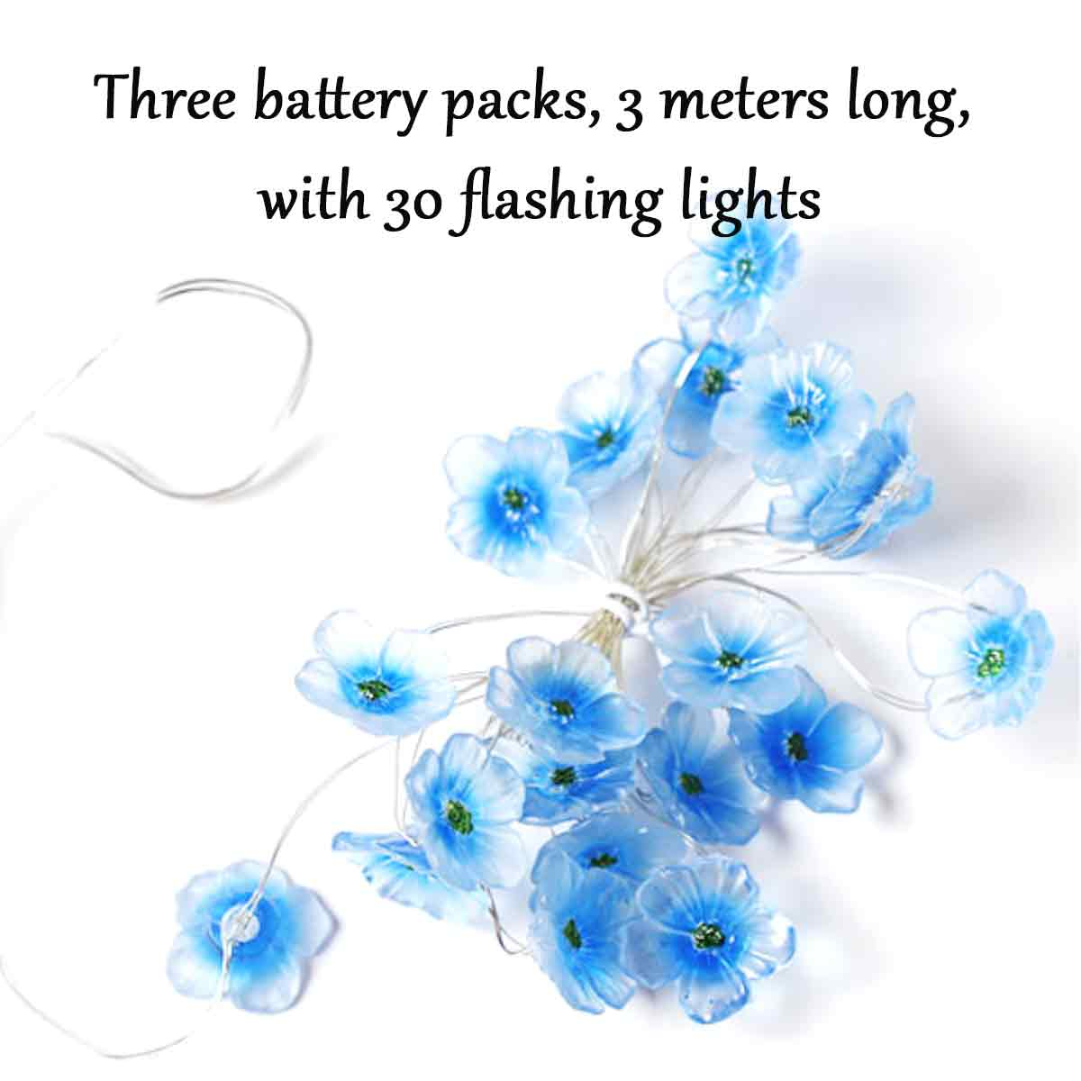 Blaue Blumen-Lichterkette auf Weiß. Text: 'Drei Batteriepacks, 3 Meter lang, mit 30 blinkenden Lichtern'.