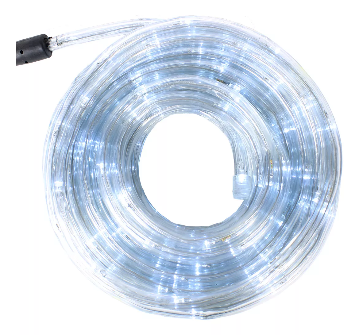Aufgerollte Lichterkette, klar mit weißen Lichtern, schwarzer Stecker. Die Lichter sind eng gewickelt. Der Hintergrund ist weiß.