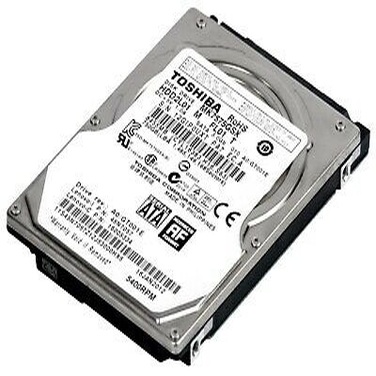 Un disco rigido Toshiba. L'unità è argentata e nera con un'etichetta bianca con testo e codici a barre. Lo sfondo è bianco.