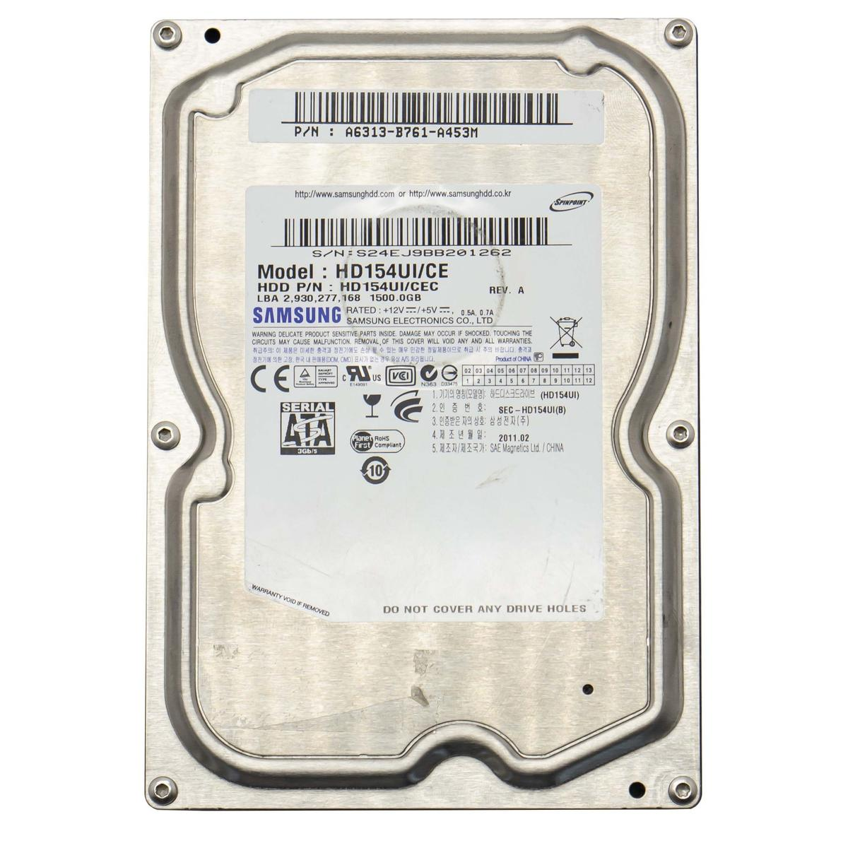 Un disco rigido Samsung, modello HD154UI/CE, con etichette e specifiche. Alloggiamento argentato e varie marcature visibili.