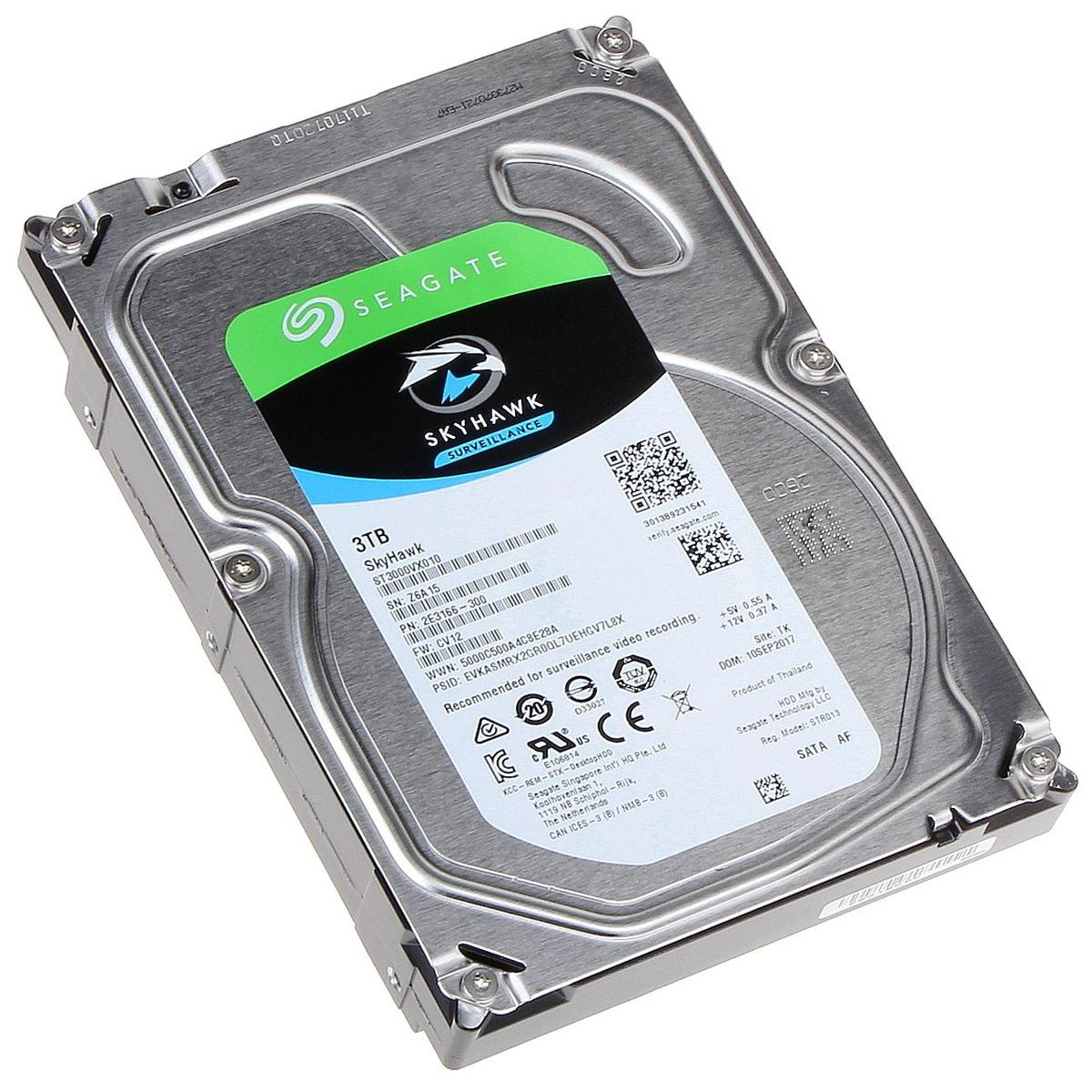 Un disco rigido Seagate SkyHawk da 3TB. È argentato con un'etichetta verde e nera, che mostra il marchio e i dettagli del prodotto.