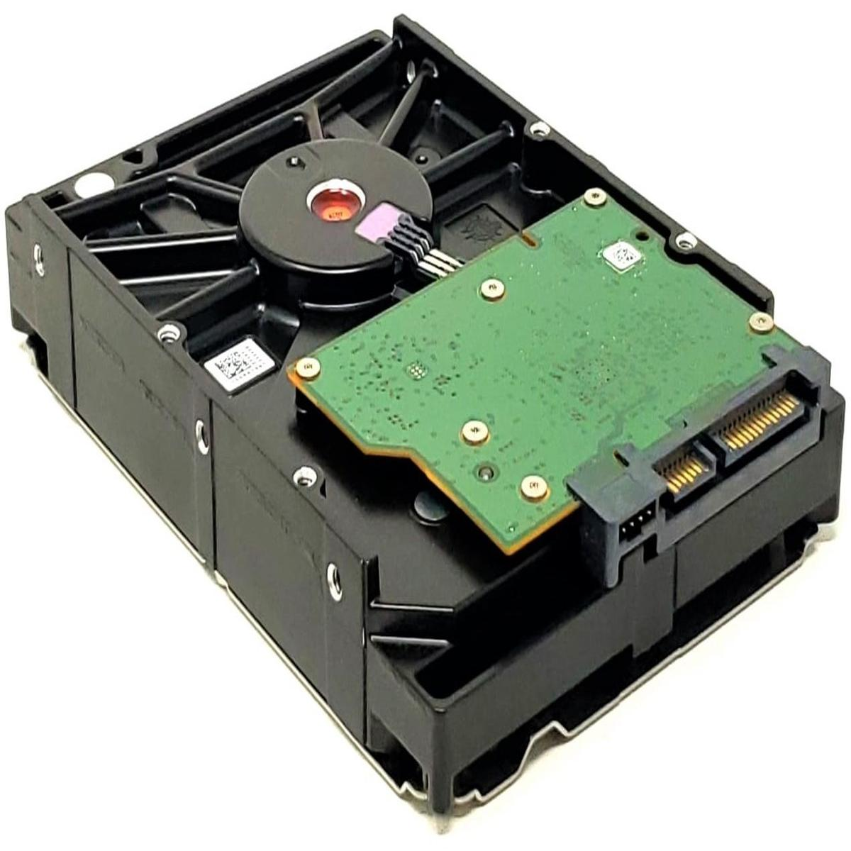 Un disco rigido nero con una scheda a circuito verde sopra. L'unità ha un componente circolare e un connettore.