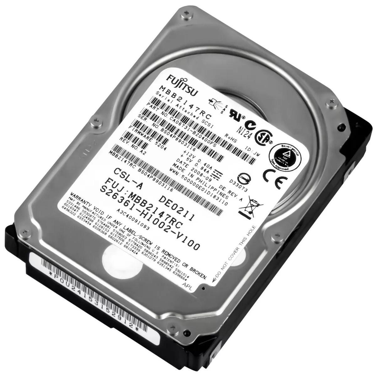 Un disco rigido Fujitsu argentato con etichette e testo, incluso il numero di modello MBB2147RC. L'unità è su una superficie nera.