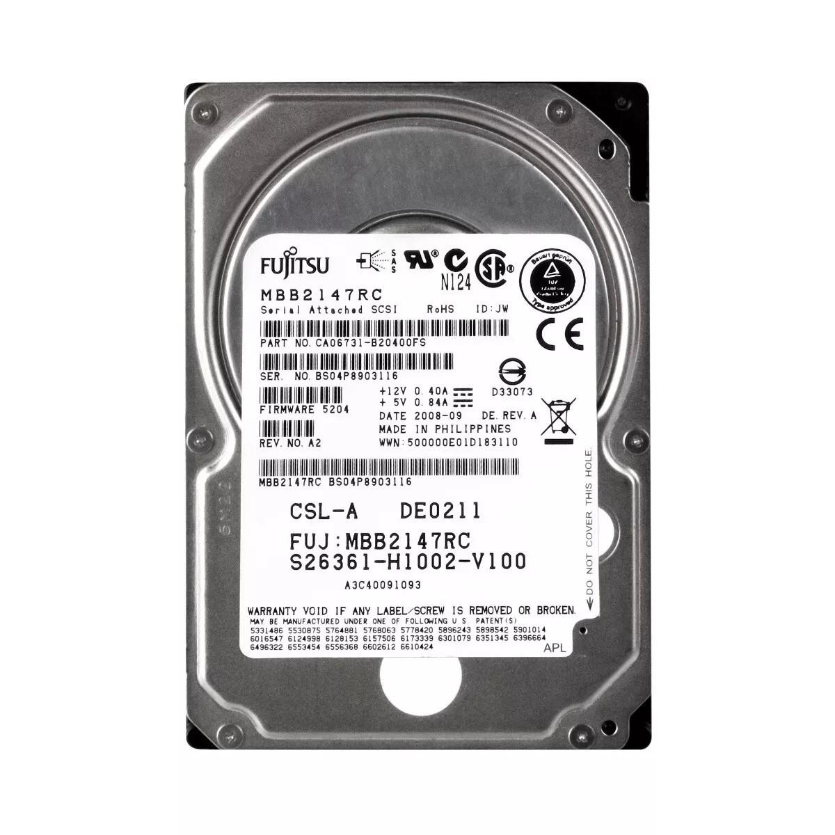 Un disco rigido con etichette. Il marchio Fujitsu è visibile. Sono presenti numeri di serie e altri dettagli tecnici.