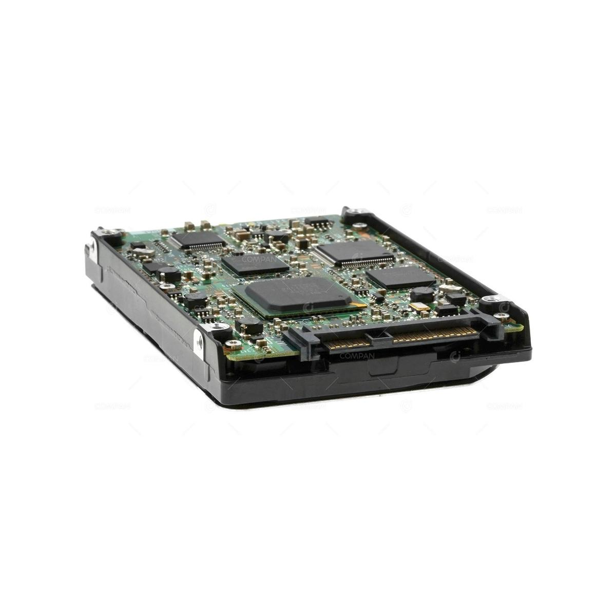 Un primo piano di un disco rigido del computer. La scheda di circuito è verde con vari chip e connettori. L'involucro è nero.