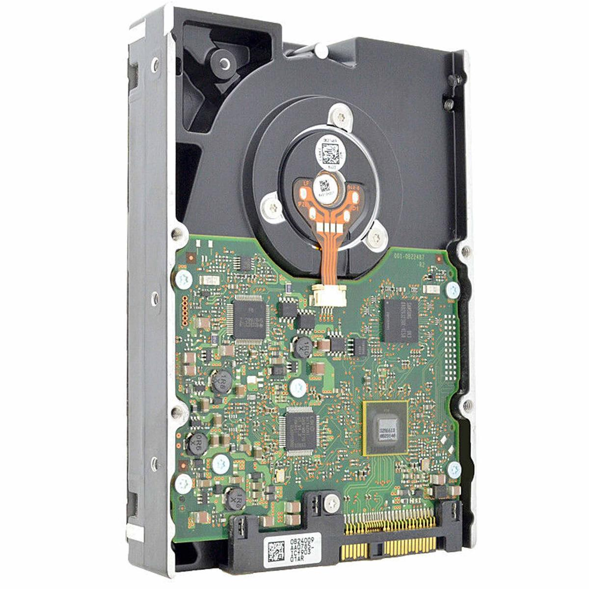 Un disco rigido è mostrato, con un circuito stampato verde e un involucro metallico. Sono visibili vari chip e connettori. Lo sfondo è bianco.