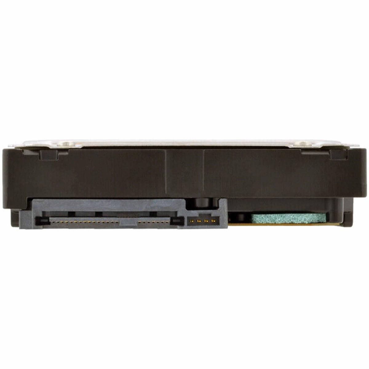 Primo piano di un disco rigido. Ha un involucro nero con un connettore e un cuscinetto verde. Lo sfondo è bianco.