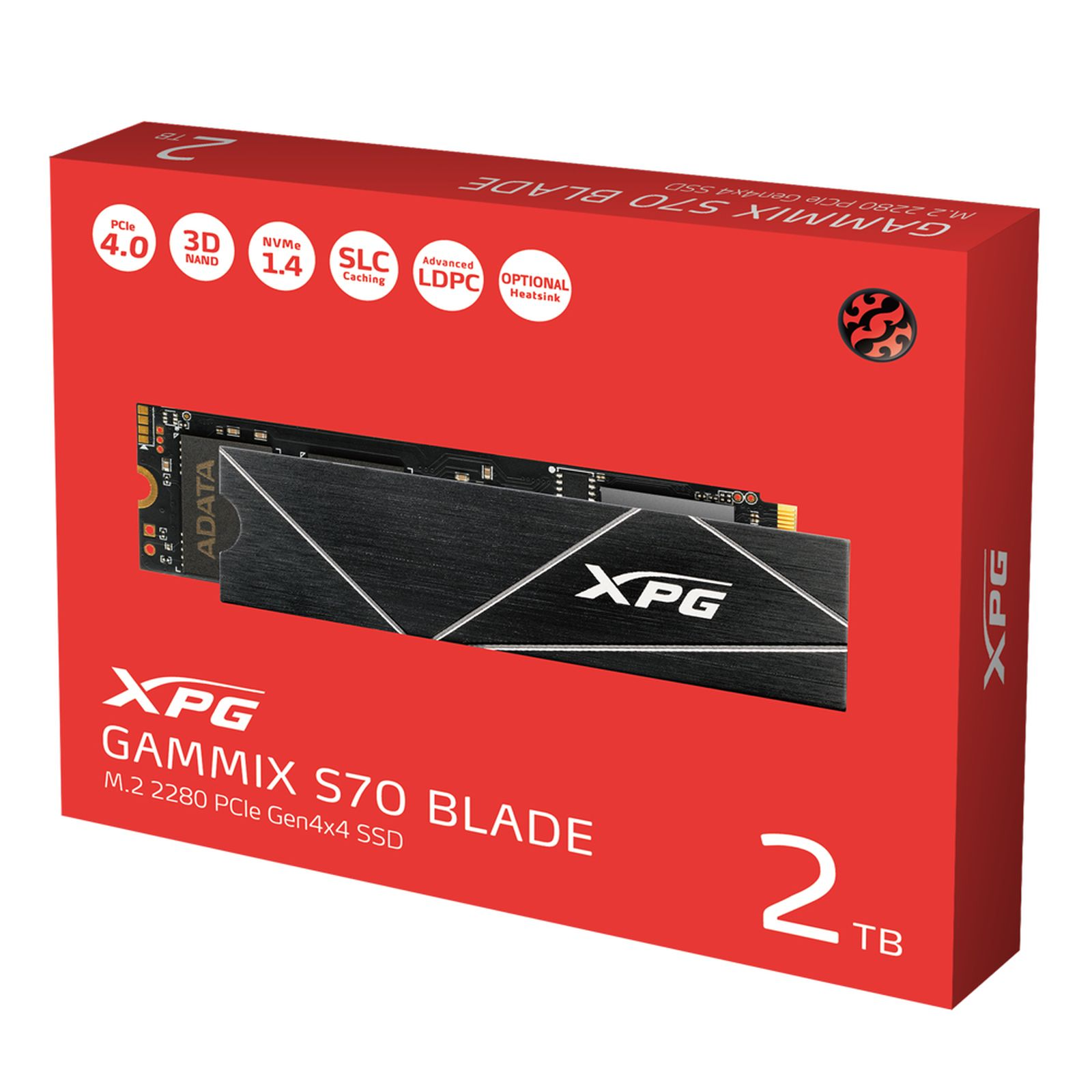 Czerwone pudełko z dyskiem SSD XPG GAMMIX S70 BLADE. Dysk SSD jest czarny z białymi akcentami. Zawiera PCIe 4.0, NVMe 1.4 i 2 TB.