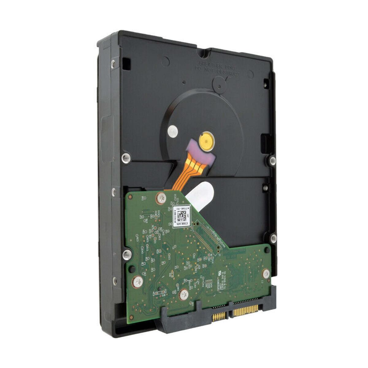Un disco rigido interno. Involucro metallico nero con una scheda di circuito verde collegata. Vari componenti e connettori visibili.