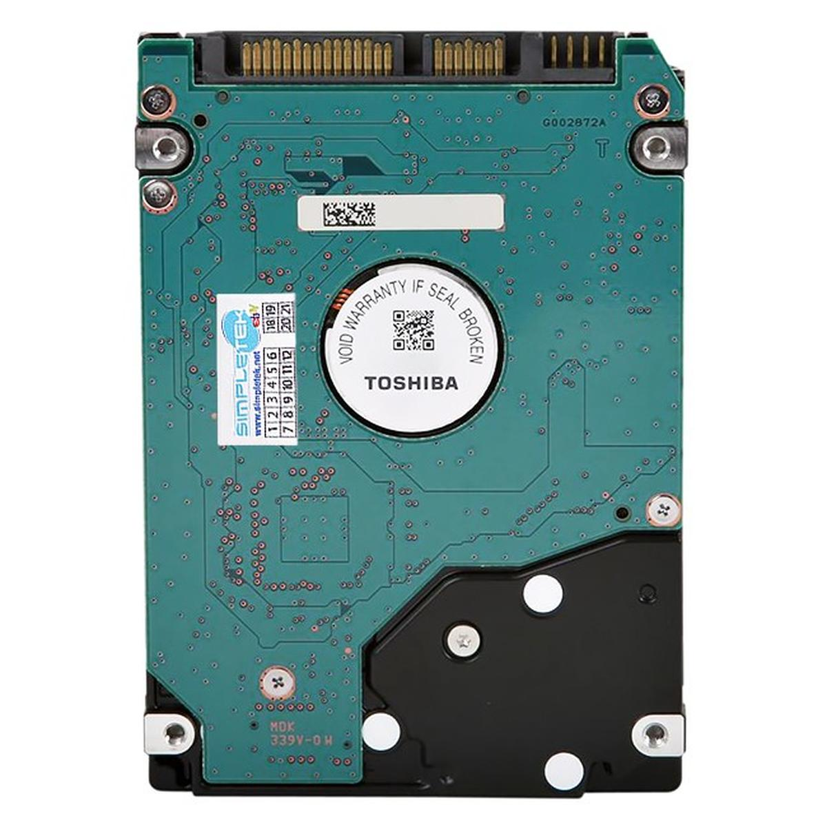 PCB di un disco rigido con circuito stampato verde, componenti neri ed etichetta Toshiba. Sigillo di garanzia visibile.