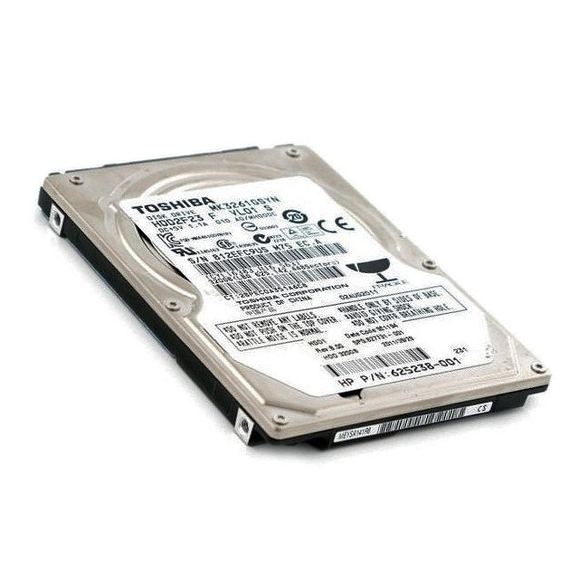 Un disco rigido Toshiba, argento e nero, con testo e loghi. Su una superficie bianca.