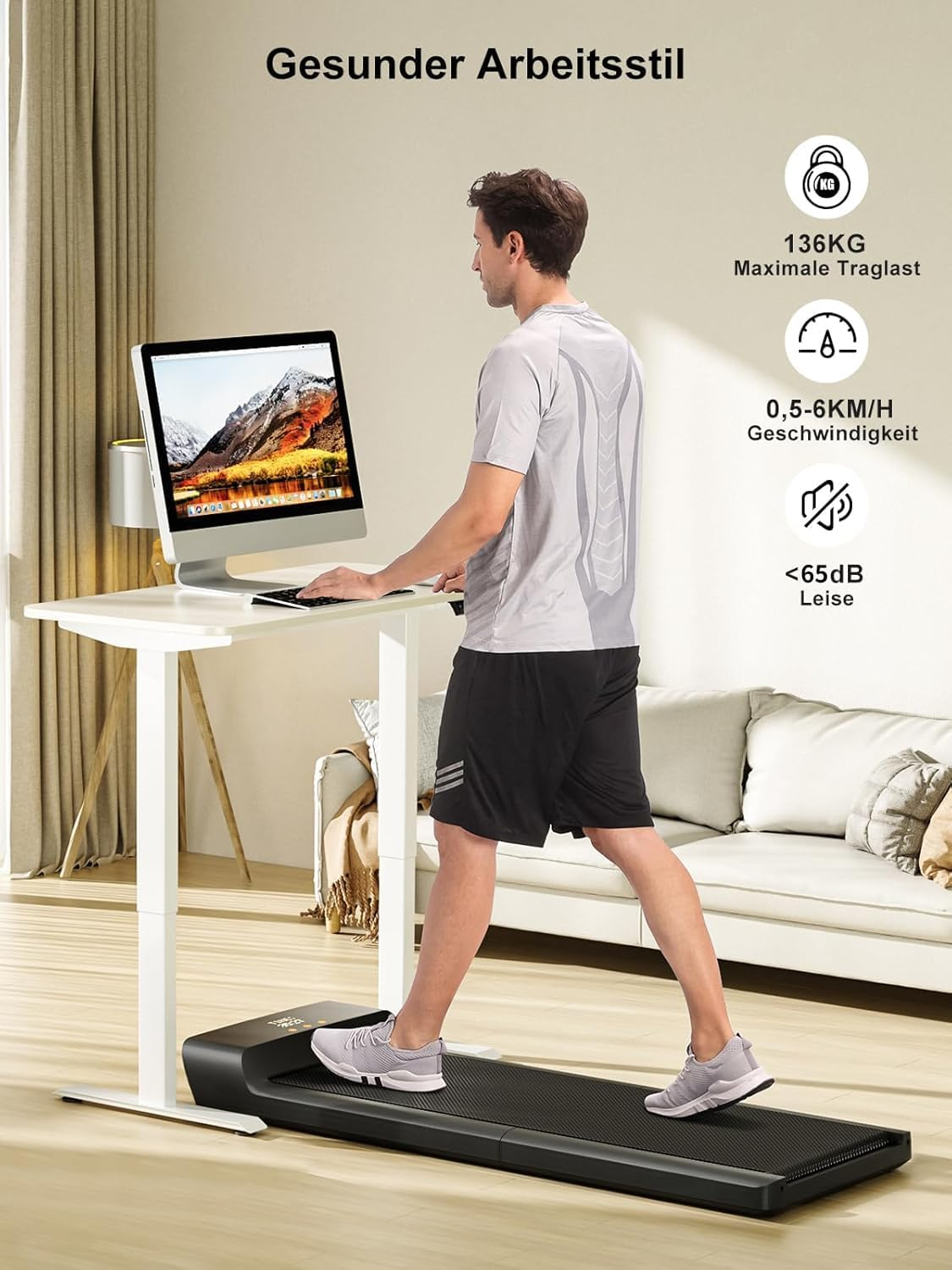 Ein Mann geht auf einem Laufband-Schreibtisch. Ein Computer steht auf dem Schreibtisch. Hintergrund: Wohnzimmer mit Sofa und Text.