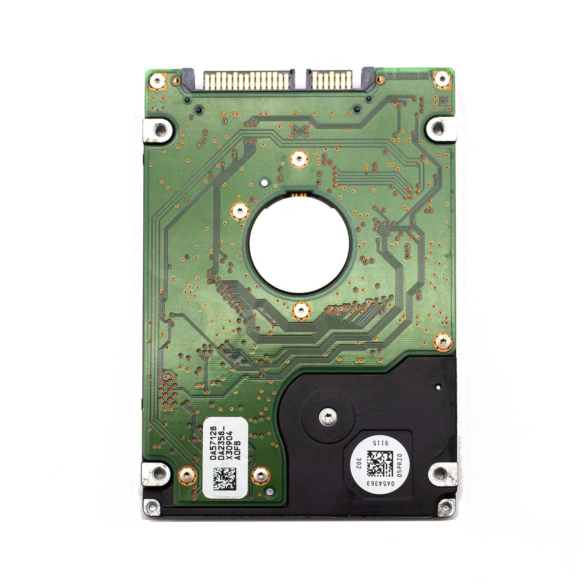 Un circuito stampato di un disco rigido per computer. Verde con tracce di rame, un foro centrale e un componente nero in basso a destra.