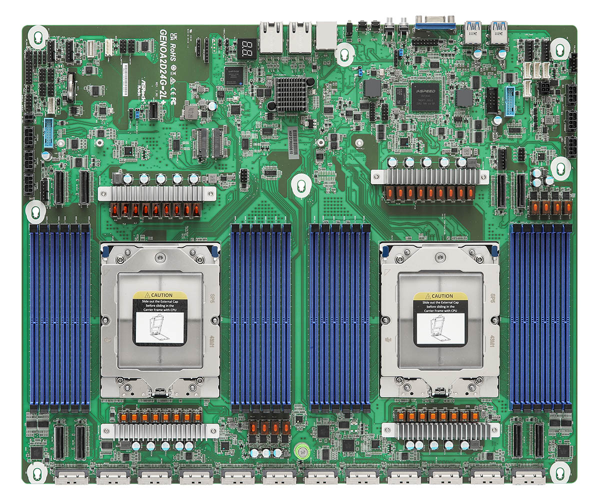 Un circuito stampato verde con più componenti, tra cui slot RAM blu e due socket CPU. Sono presenti etichette di testo.
