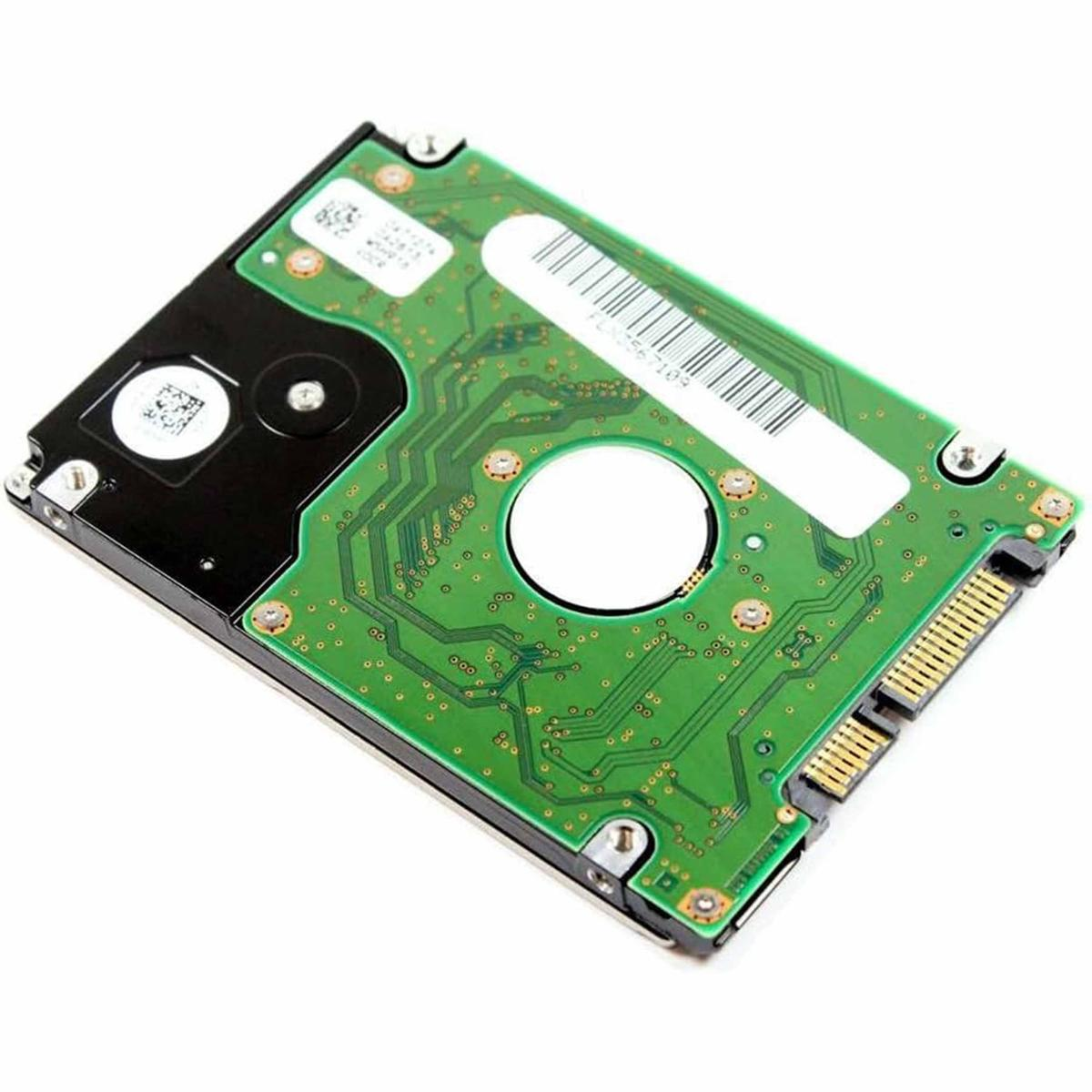 Un piccolo circuito stampato verde con un adesivo bianco e un componente nero su sfondo bianco.