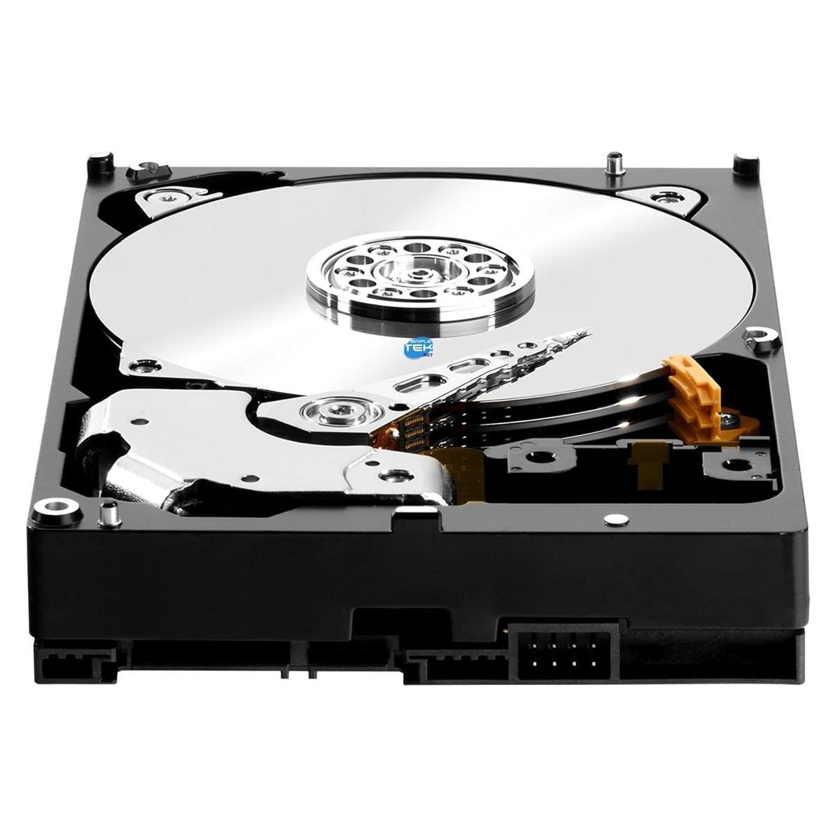 Hard disk aperto. Disco argentato riflette la luce. Base nera con connettori. Braccio giallo all'interno. Viti sul bordo.