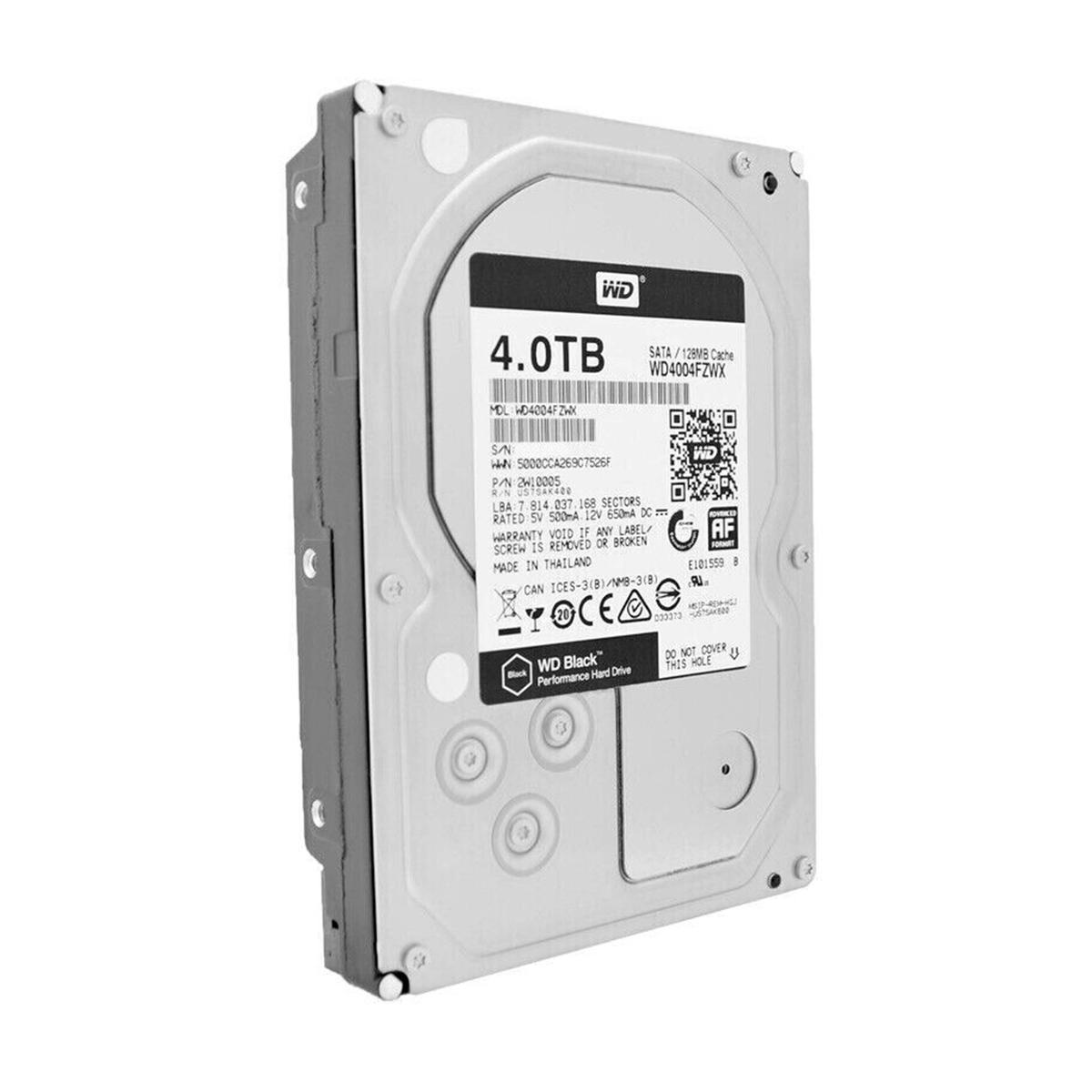 Un disco rigido WD Black da 4,0 TB con dettagli dell'etichetta. L'unità è argentata e nera, con testo che indica i numeri di modello e di serie.