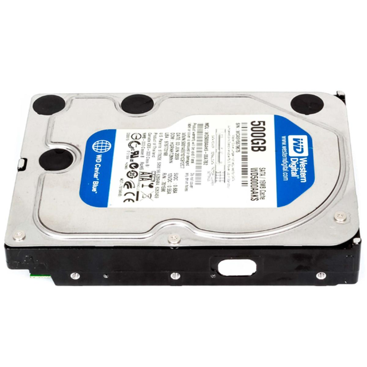 Un disco rigido Western Digital da 500 GB. Ha un'etichetta blu. L'unità è su sfondo bianco.