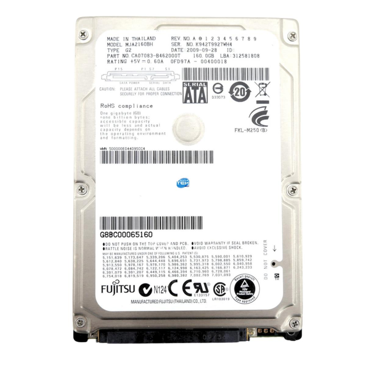 Un disco rigido argentato con etichette di testo. Le informazioni includono modello, numero di serie e dettagli di produzione.