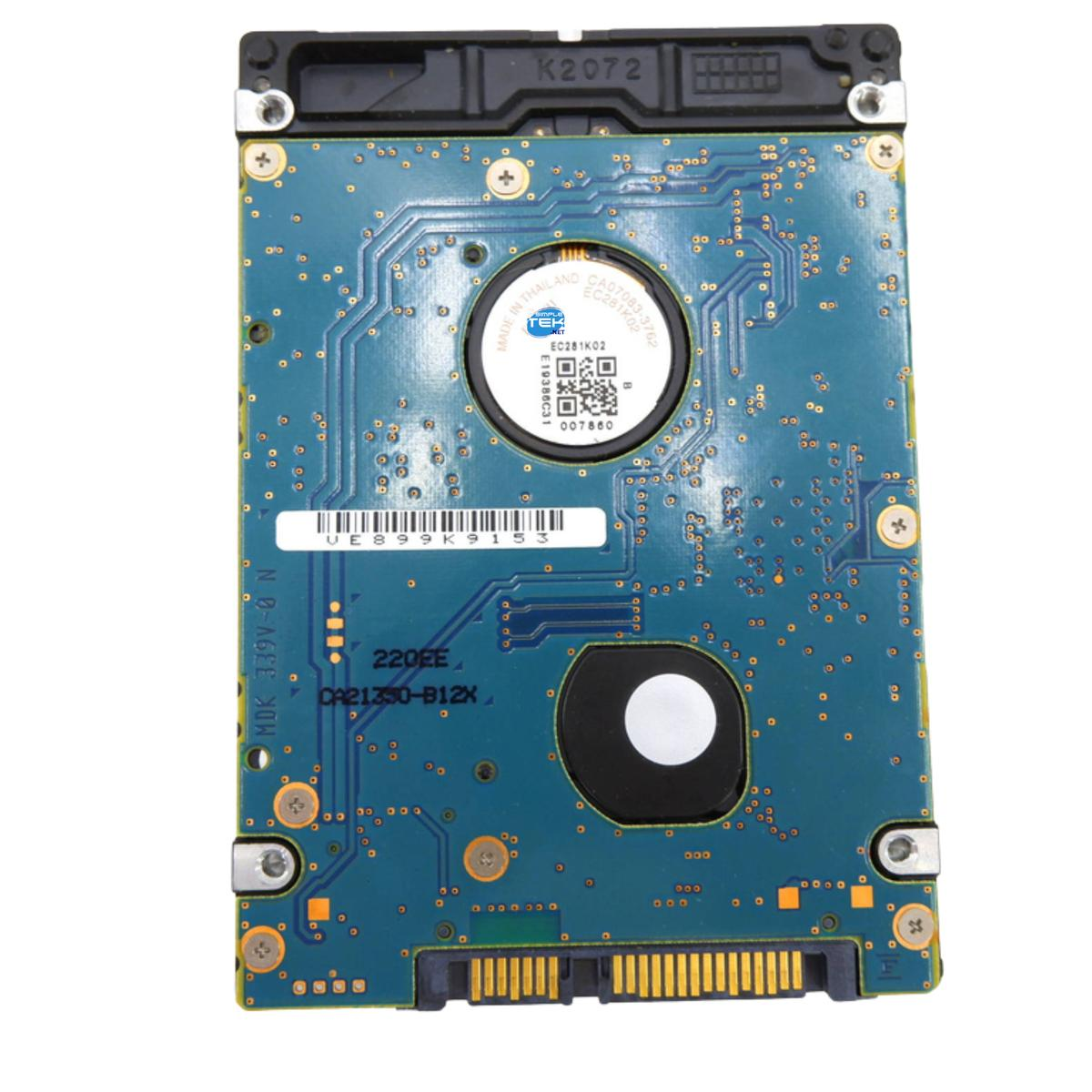 Un disco rigido, con un circuito stampato blu. Ha vari chip, connettori ed etichette. Lo sfondo è bianco.