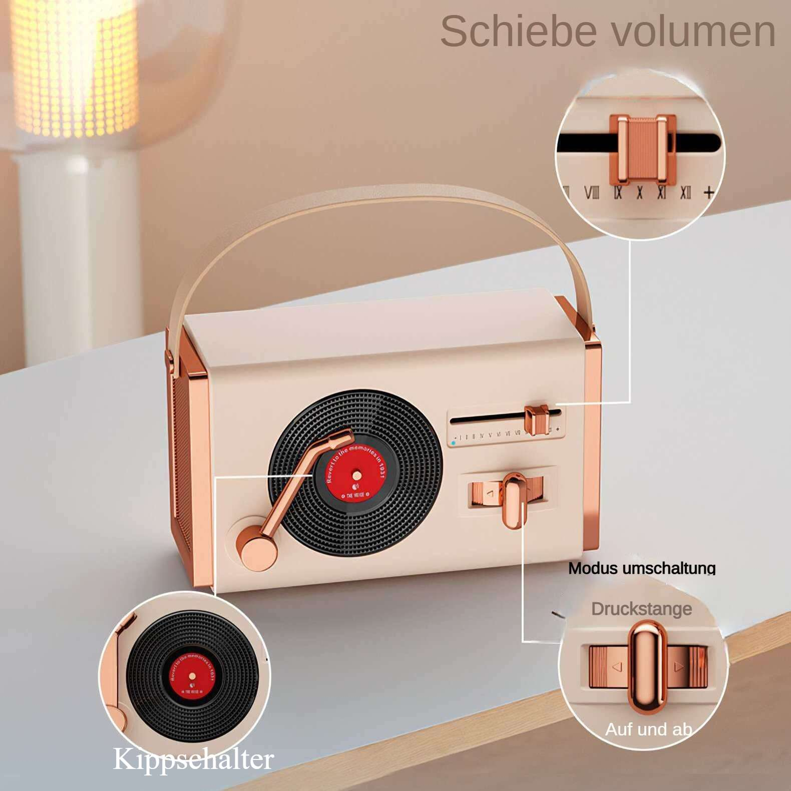 Ein Radio im Vintage-Stil mit Plattenspieler. Das Radio ist beige mit roségoldenen Akzenten. Es hat einen Griff und mehrere Knöpfe.