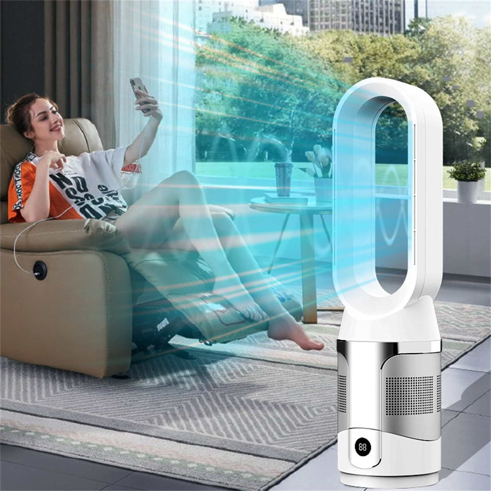 Eine Frau macht ein Selfie, während sie sich entspannt. Ein weißer Ventilator ist im Vordergrund. Ein Tisch mit einem Getränk ist hinter ihr.