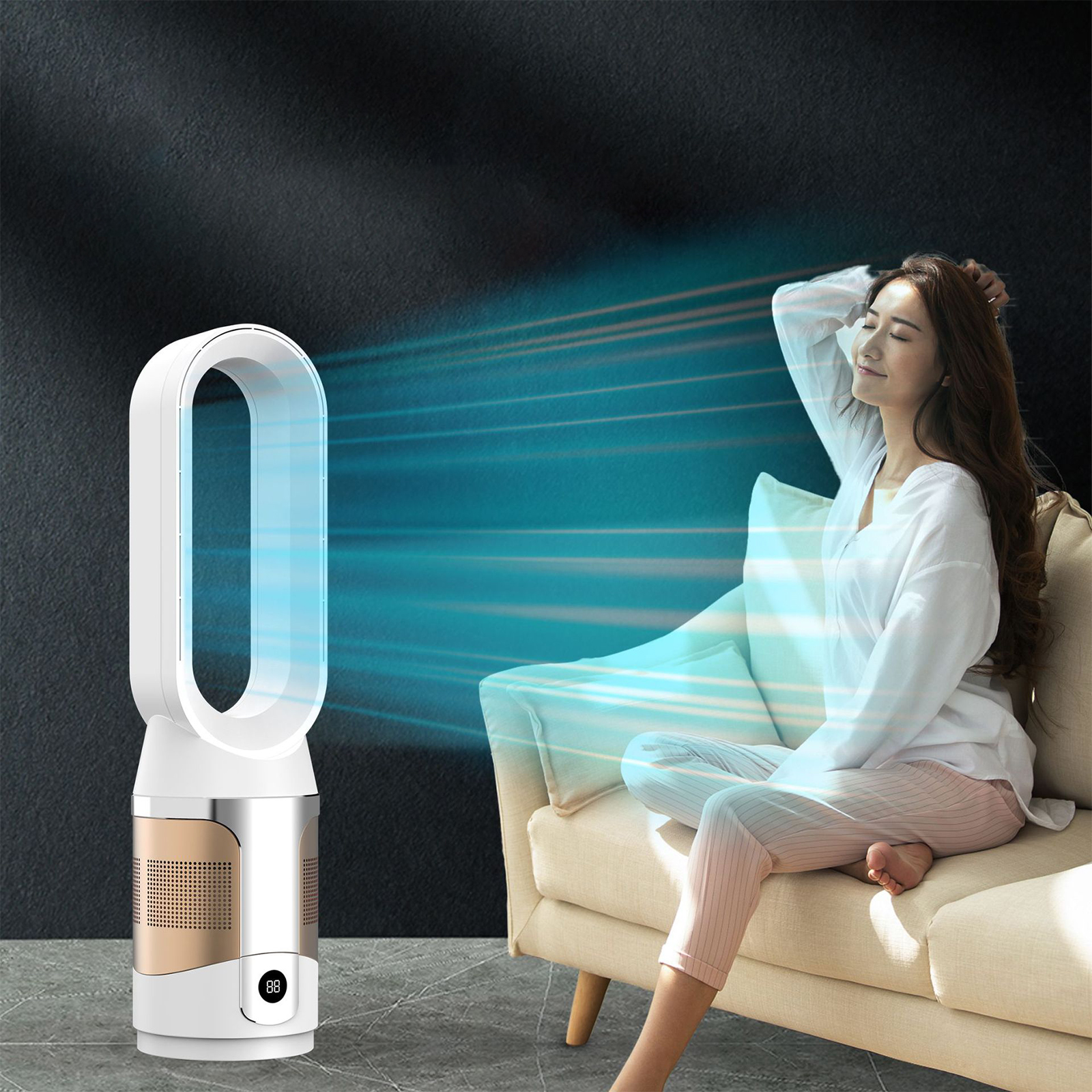 Frau entspannt sich in der Nähe eines Ventilators. Der Ventilator ist weiß und gold. Sie trägt ein weißes Hemd und gestreifte Hosen. Kühle Brise.