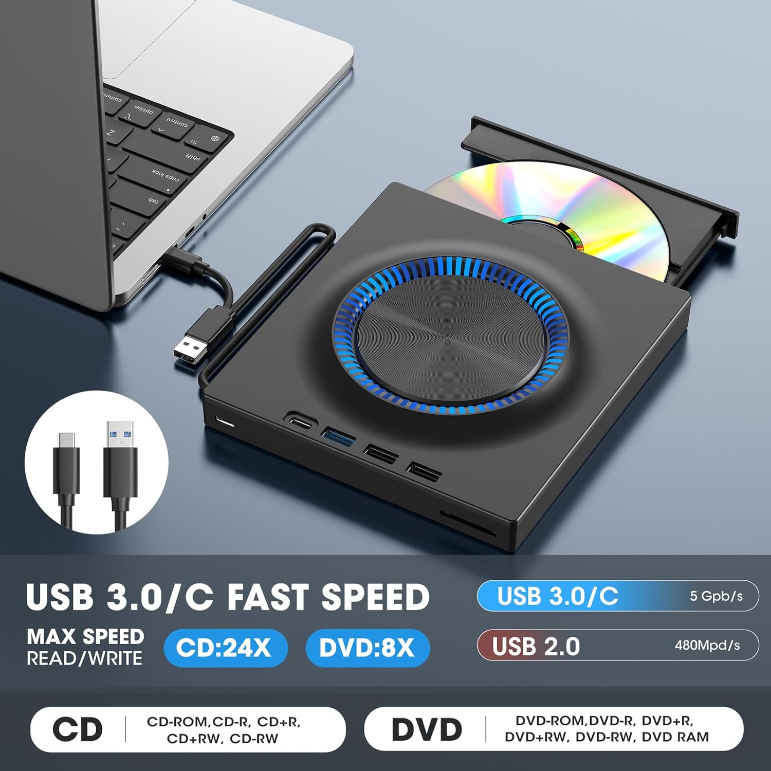 Ein schwarzes externes CD/DVD-Laufwerk, das mit einem Laptop verbunden ist. Eine CD befindet sich im Laufwerk. Text zeigt USB 3.0/C, CD:24X, DVD:8X.