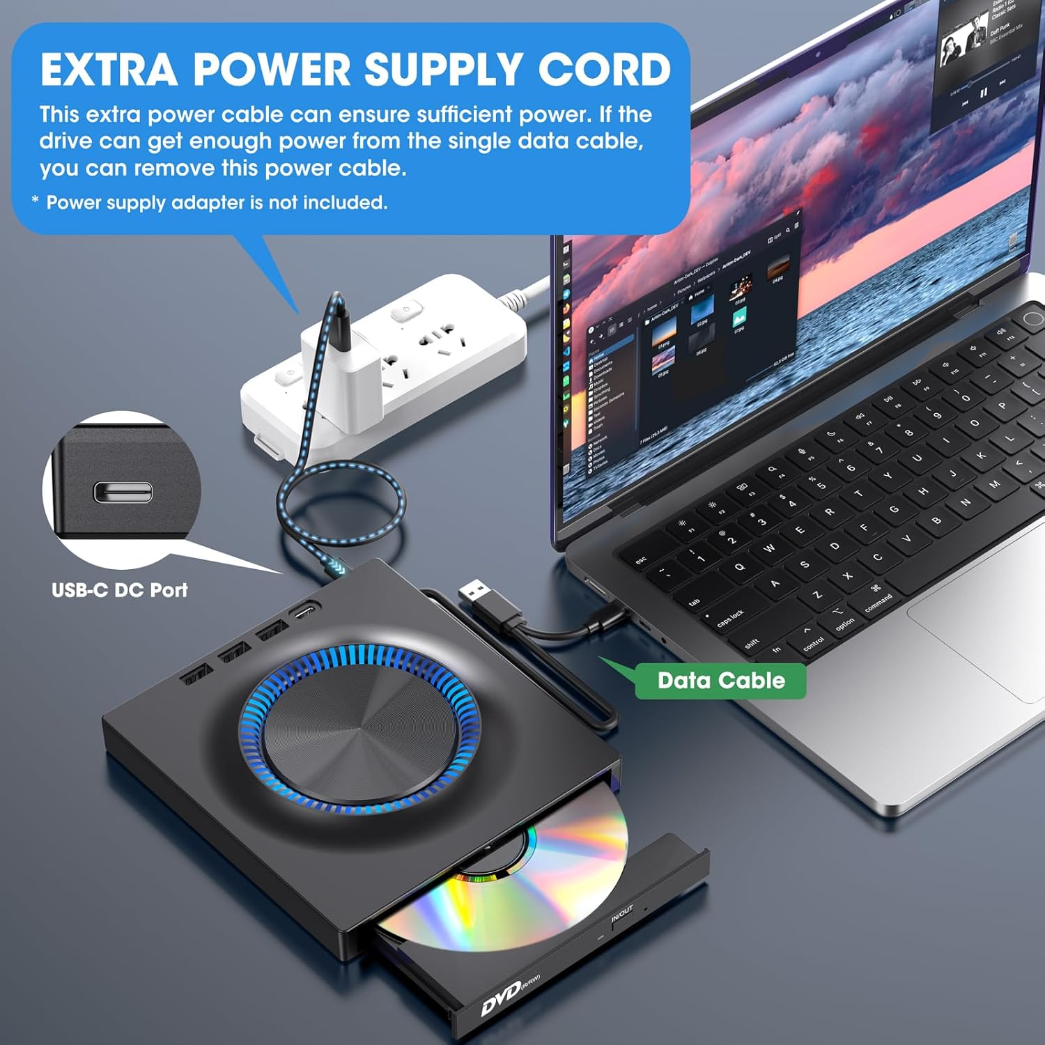 Ein Laptop, ein DVD-Laufwerk mit einer Disc und eine Steckdosenleiste sind verbunden. Das Laufwerk hat einen USB-C-Anschluss. Text erklärt das Netzkabel.