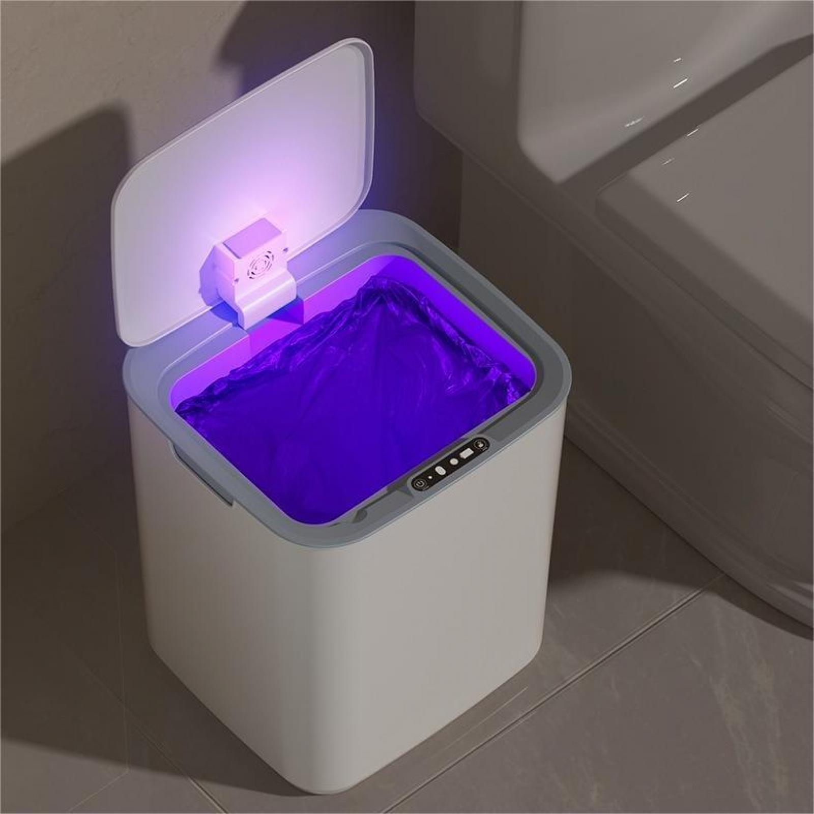 Ein weißer, quadratischer Mülleimer mit offenem Deckel. Im Inneren beleuchtet ein violettes Licht einen schwarzen Müllsack. Badezimmerumgebung.