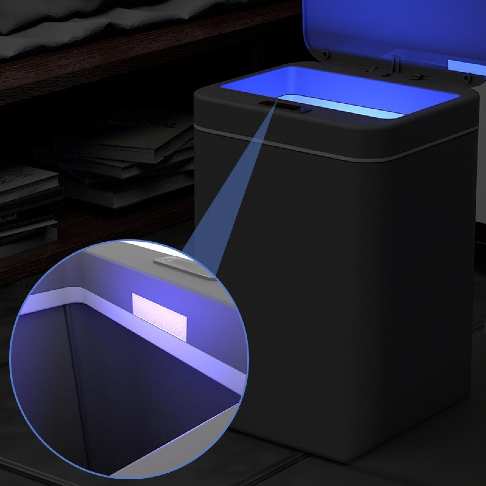 Schwarzer Mülleimer mit blauem Innenlicht. Bücherregal im Hintergrund. Detaillierte Ansicht von Licht und einem Etikett.