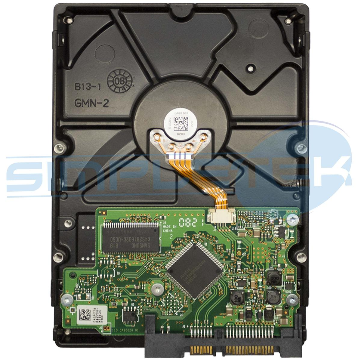 Un disco rigido nero con un circuito stampato verde. La scheda ha chip, connettori e una porta SATA. La parte superiore ha etichette.